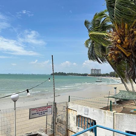 Newly Renovated Comfy Beachfront View At Seri Bulan Port Dickson Eksteriør bilde