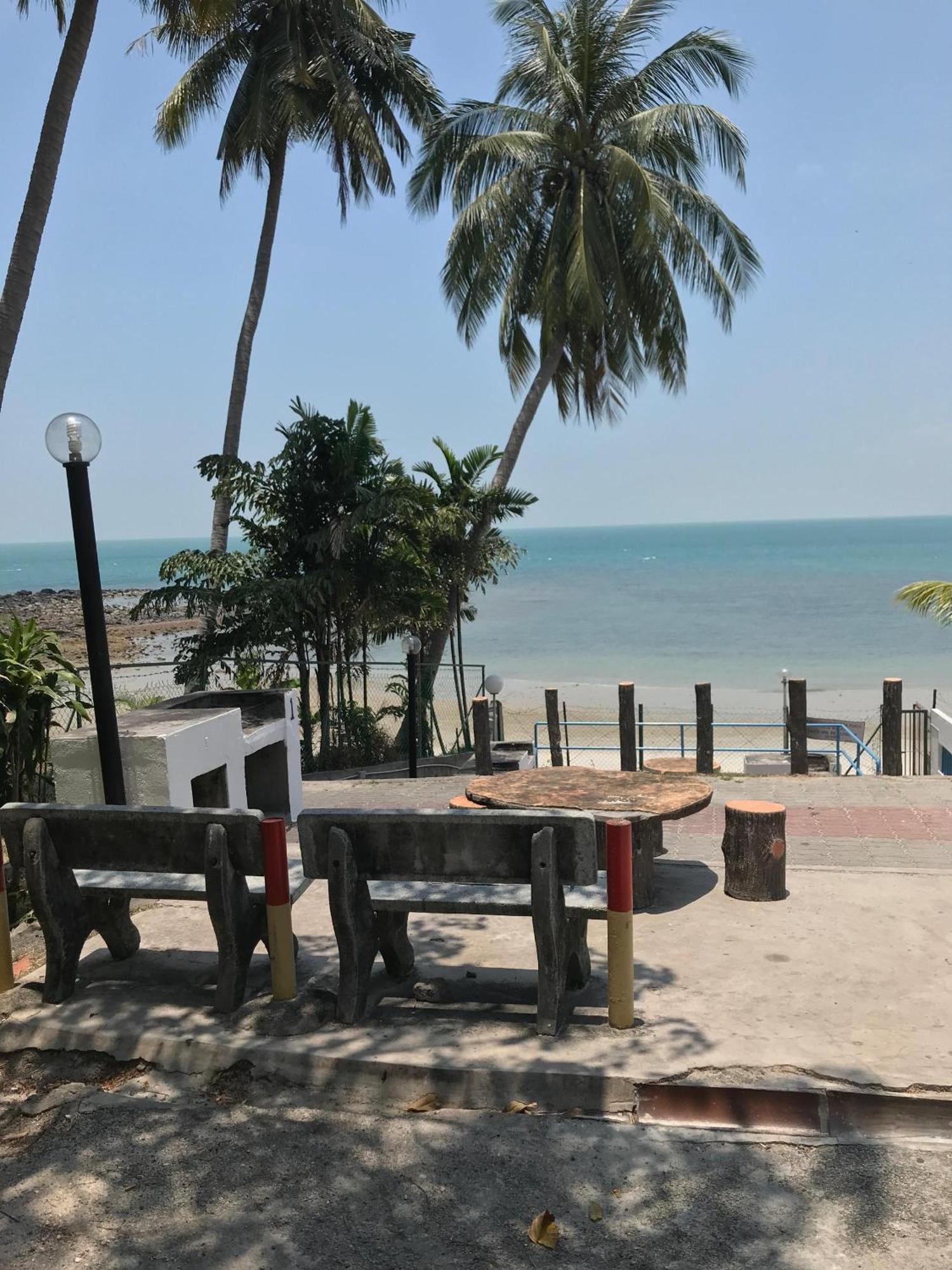 Newly Renovated Comfy Beachfront View At Seri Bulan Port Dickson Eksteriør bilde