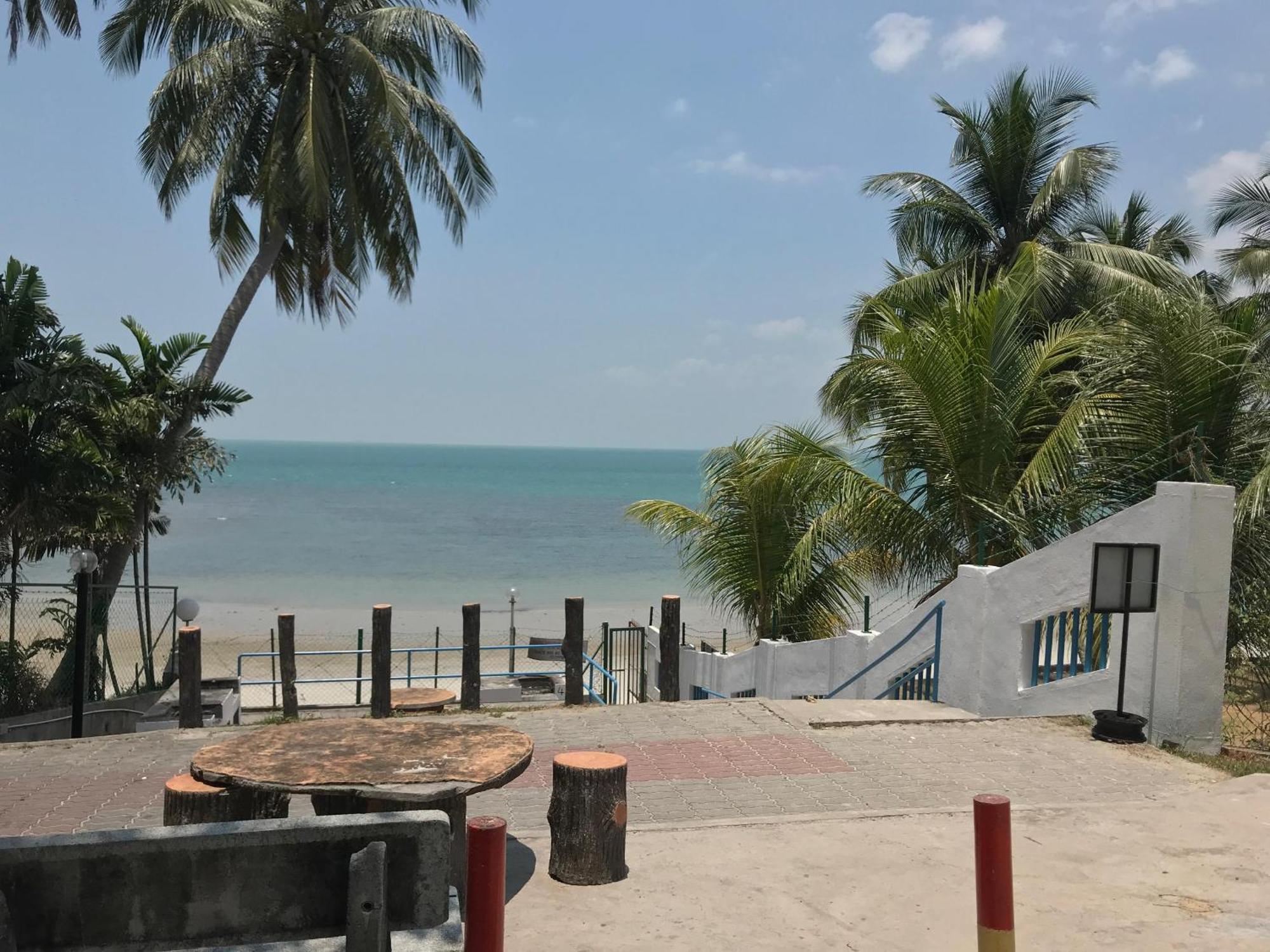 Newly Renovated Comfy Beachfront View At Seri Bulan Port Dickson Eksteriør bilde
