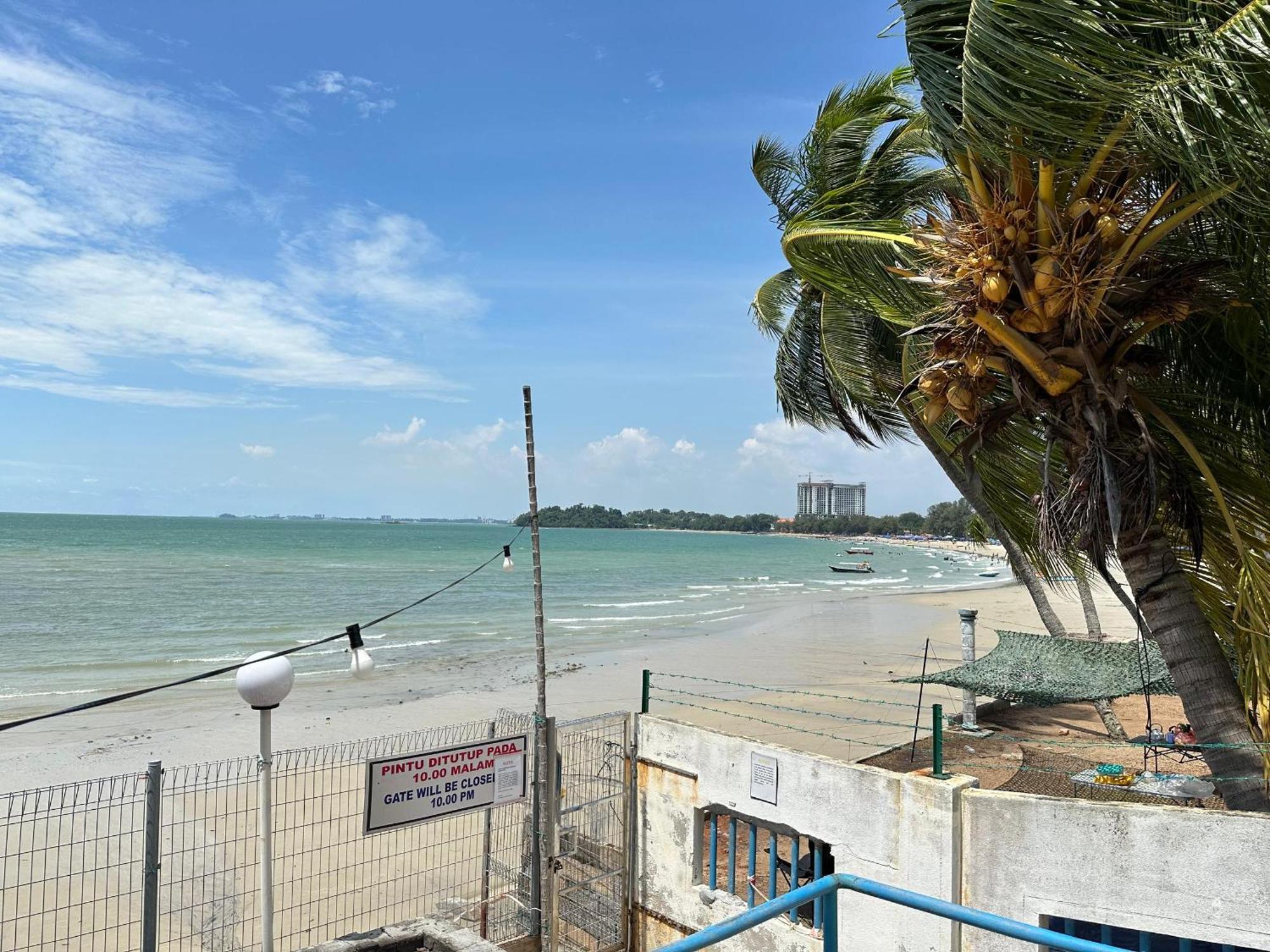 Newly Renovated Comfy Beachfront View At Seri Bulan Port Dickson Eksteriør bilde